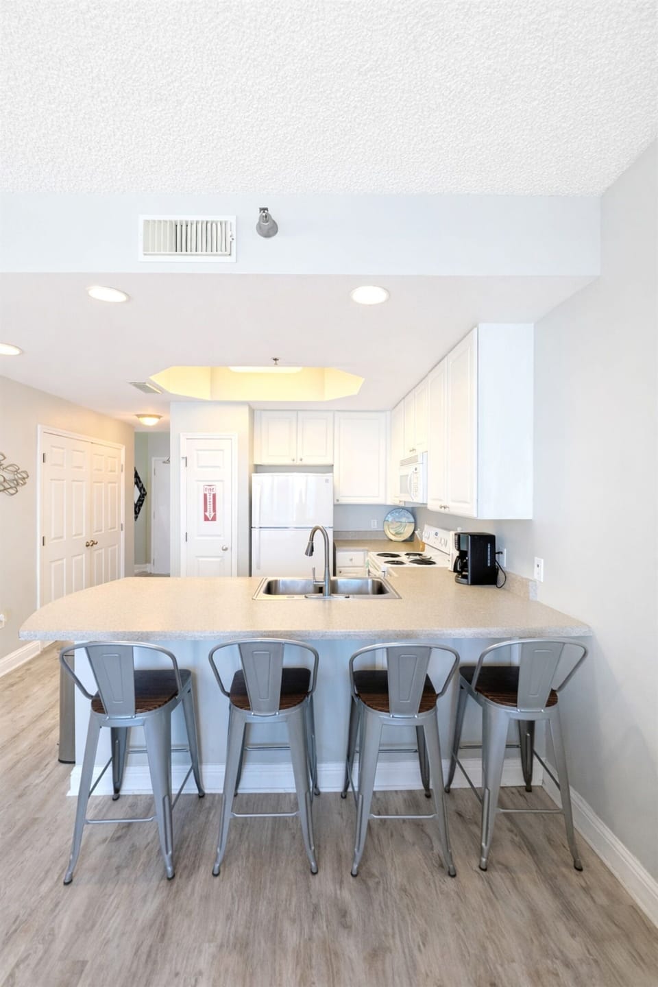 Breakfast bar with seating for 4 and fully equipped kitchen