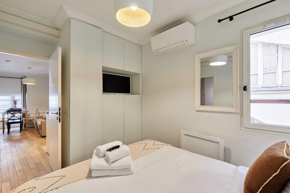 Chambre avec lit queen size et salle de douche attenante