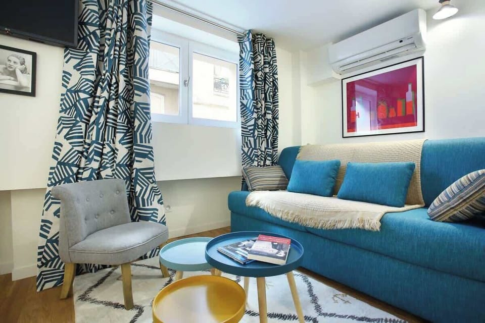 Coin salon avec canapé lit double
Living area with double sofa bed