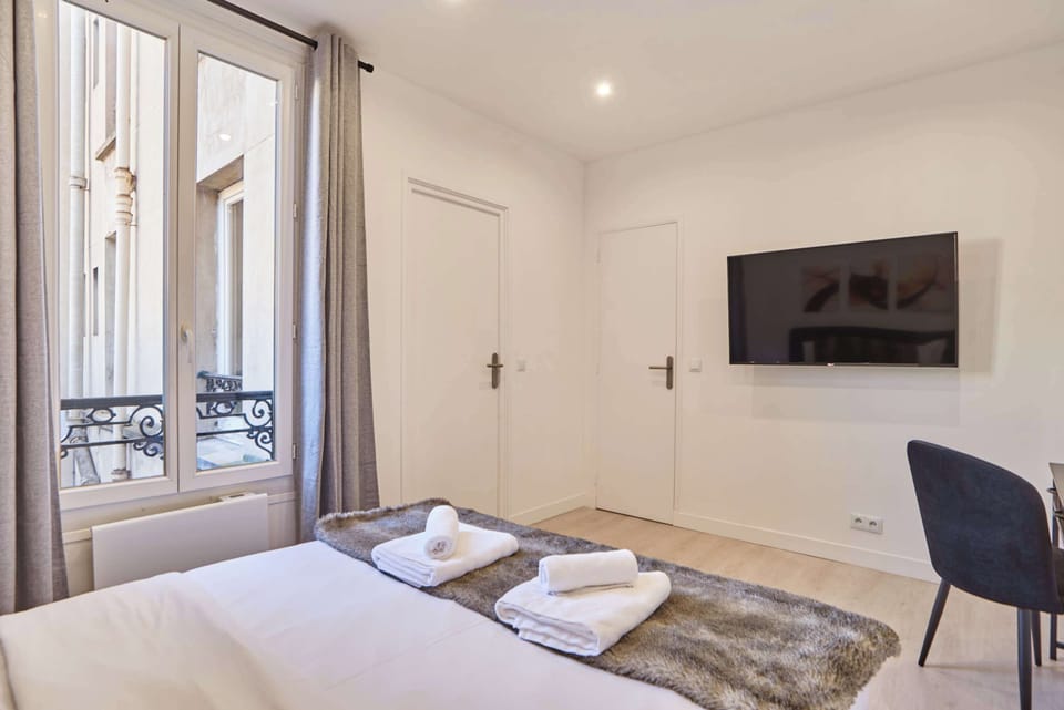 Chambre avec lit double, espace bureau et dressing