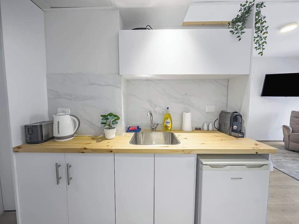 Light-filled kitchen with a view to enjoy.