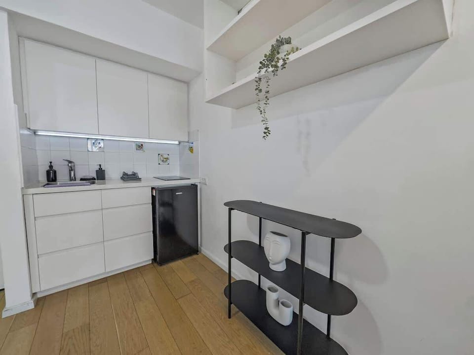 Late-night snack or early breakfast - this kitchen’s ready whenever you are.