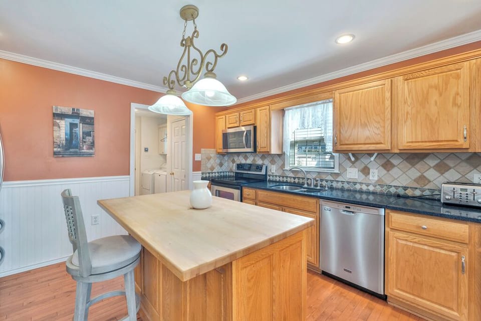 Well-Stocked Kitchen with Stainless Steel Appliances!