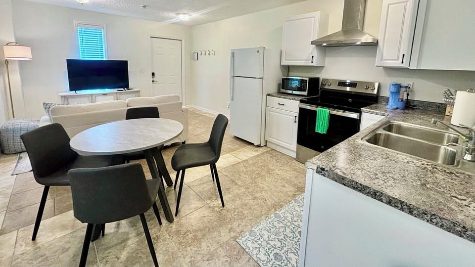 dining table/kitchen