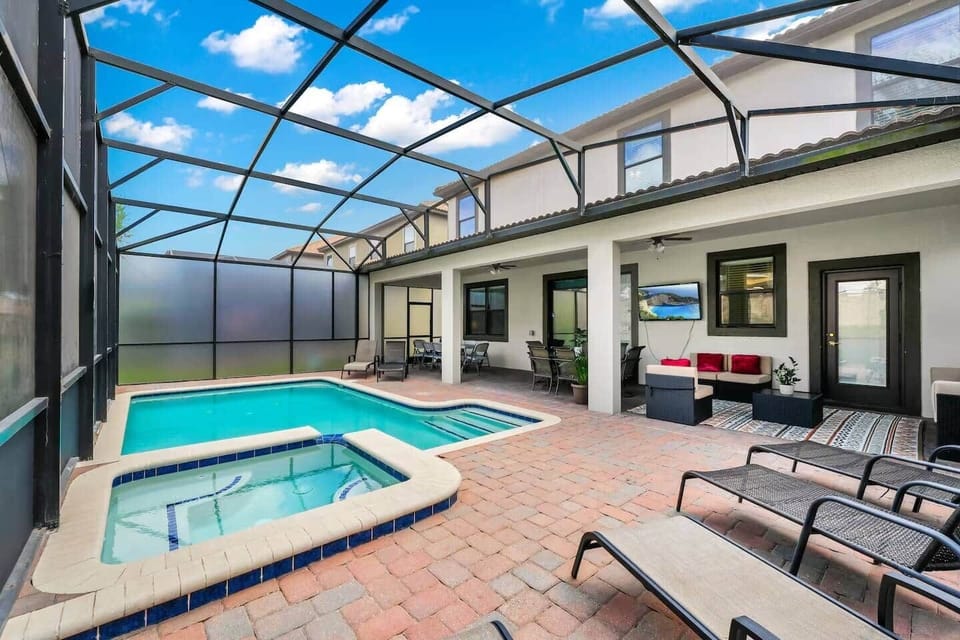 Détendez-vous dans votre oasis privée : piscine chauffée (sur demande/frais supplémentaire), spa intégré et transats confortables pour des journées et soirées inoubliables