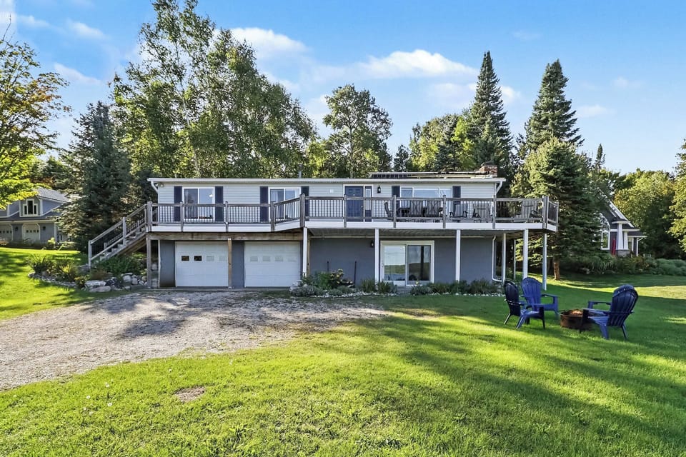 Lakeside Bliss: Your Ultimate Four-Season Retreat House in Michigan