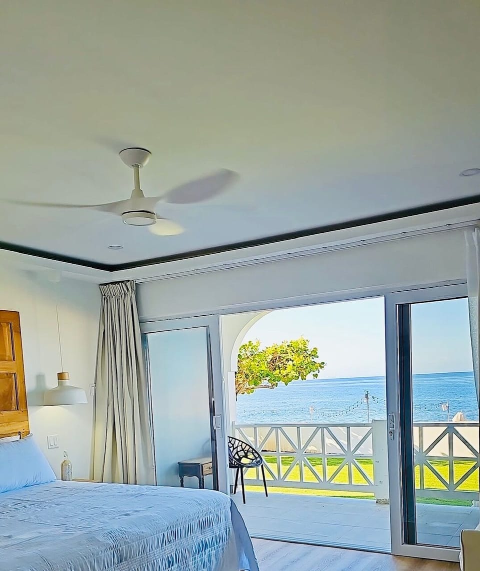 room oceanview, climate control, bed, balcony, private space, body of water,