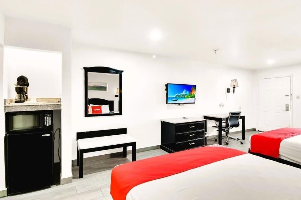 Bedroom with 2 Queen Beds