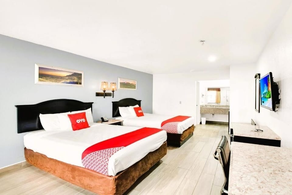 Bedroom with 2 Queen Beds