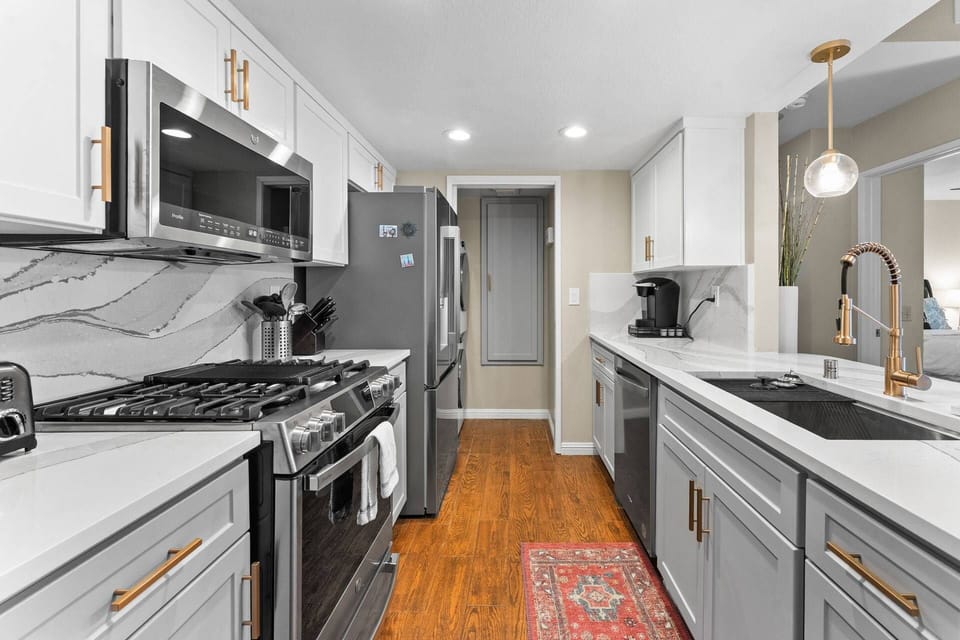 Cook delicious meals in this fully equipped full kitchen