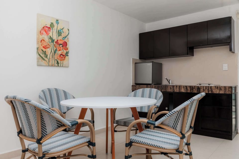 Zona de comedor con cocineta 