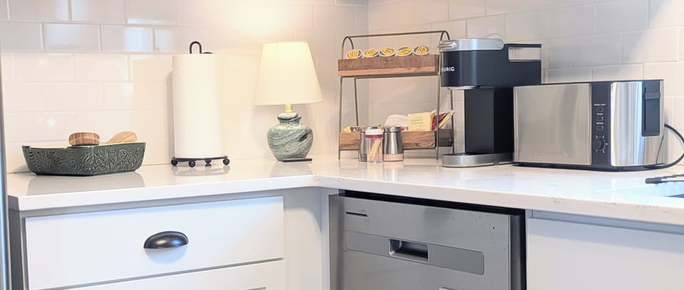 Kitchen: Bright, fully stocked kitchen with Keurig, bakeware & kettle