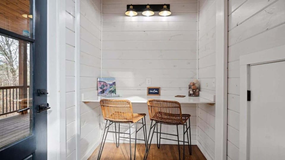 Dedicated workspace with fast WiFi, perfect for remote work in luxury cabin