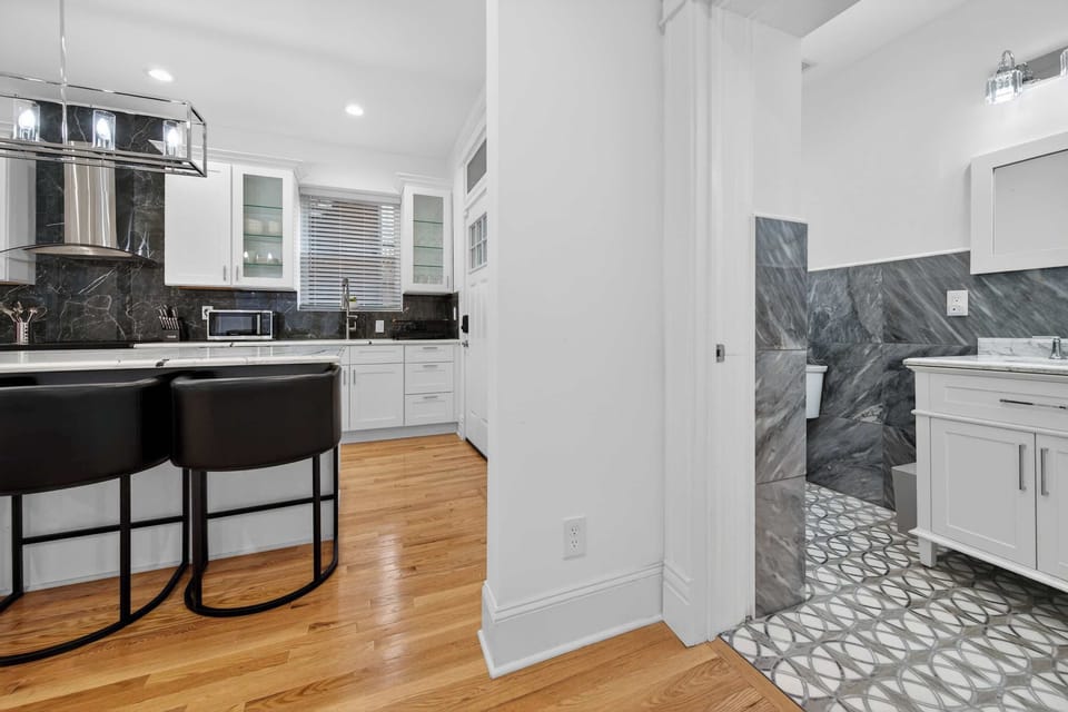 Cook, gather, and connect in this stylish fully equipped kitchen featuring marble-style countertops and elegant lighting. 👩‍🍳✨
#ChefKitchen #ModernDesign #StayInStyle