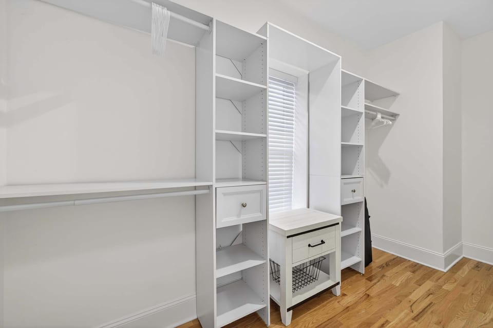 Spacious closet with custom shelving and storage to keep everything organized during your stay. 👗✨
#WalkInCloset #TravelComfort #StayOrganized