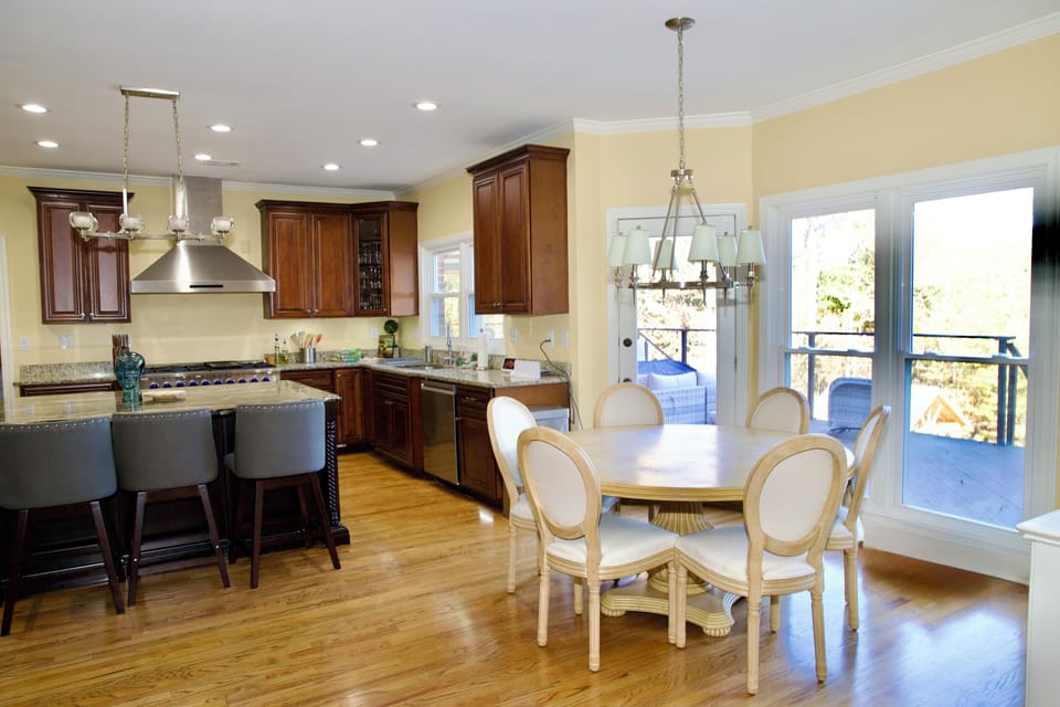 Eat-in-Kitchen