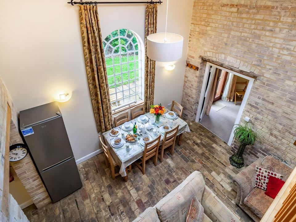 Living room/dining room | Stearn Cottage - Stowlangtoft Estate, Bury St. Edmunds