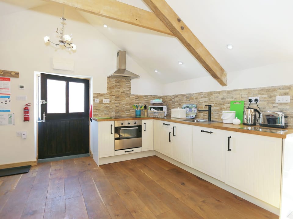 Well-equipped fitted kitchen | The Coach House Loft - Dolgoy Cottages, Llangrannog