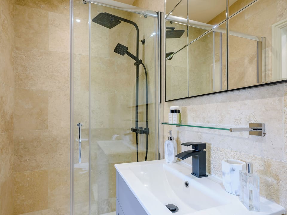 En-suite | Enchanted Cottage - Salhouse Hall, Salhouse, near Norwich