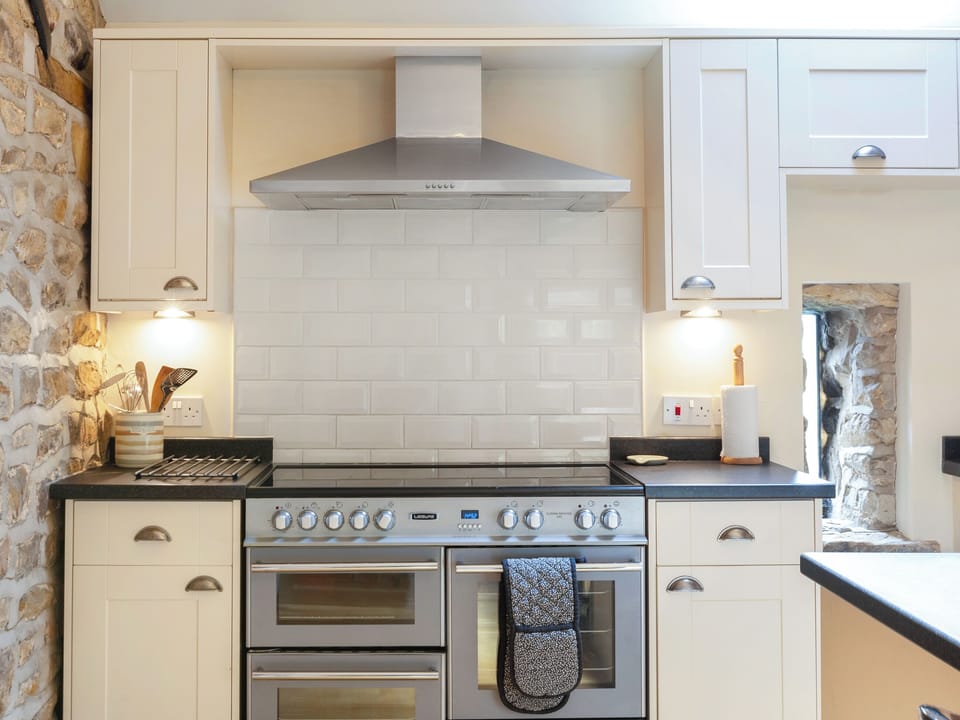 Comprehensively equipped kitted kitchen | Sycamore Cottage, Harwood Dale, near Scarborough