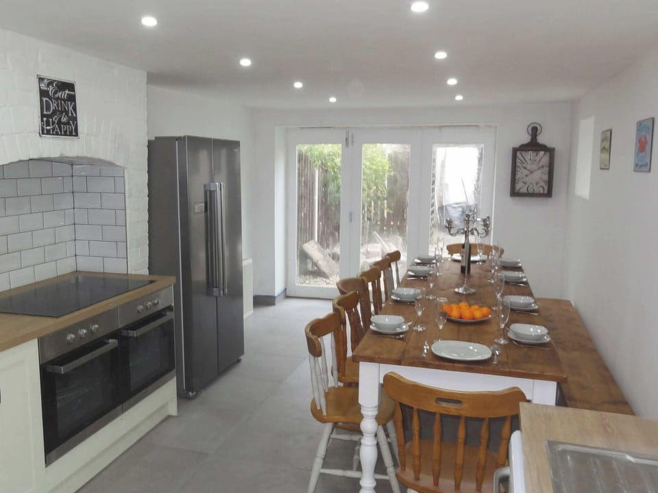 Kitchen/diner | Snowdon Retreat Villa, Llandudno