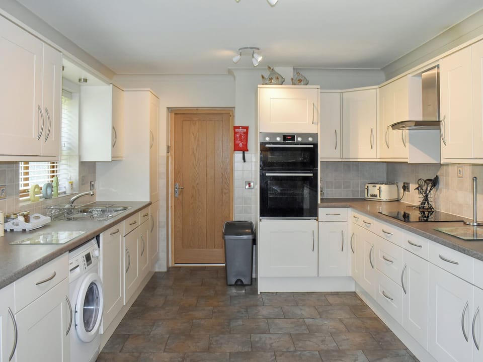 Kitchen/diner | Ty Fynnon Cottage - Graiglwyd Springs Holiday Cottages, Penmaenmawr, near Conwy