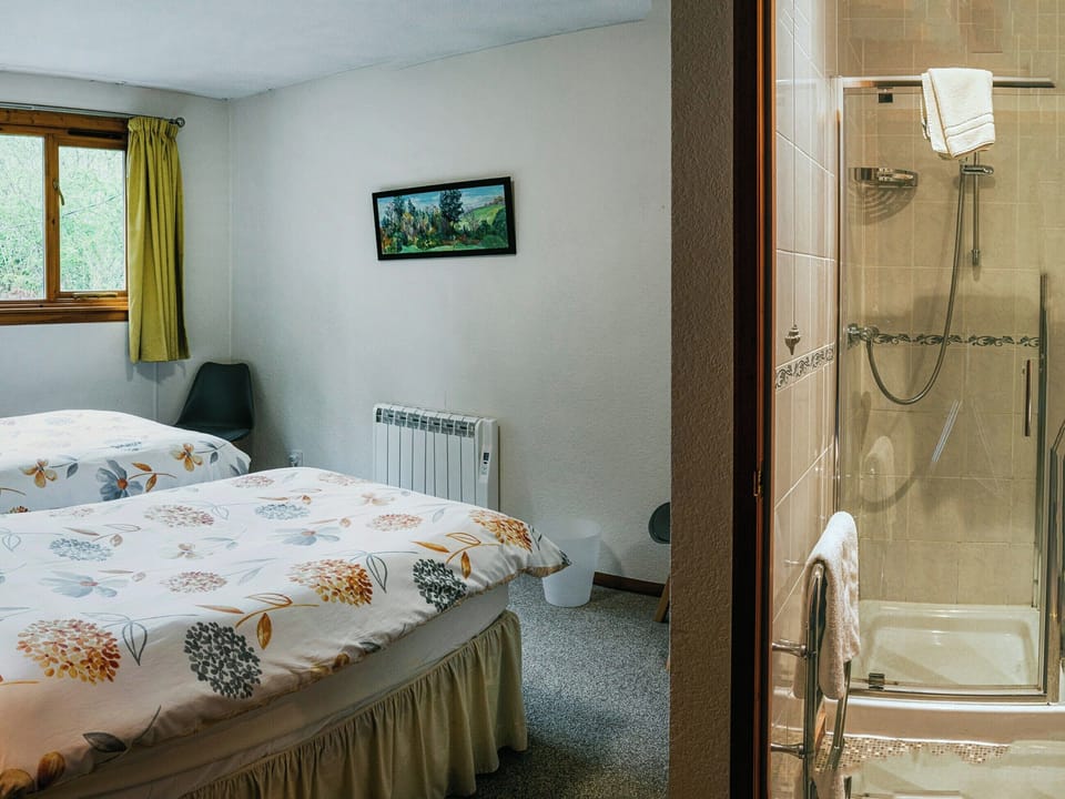Twin bedroom | Lodge Two - Heatheryhaugh Lodges, Moffat