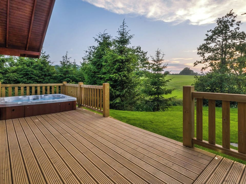Hot tub | Rawlsbury Lodge - Brewery Farm Lodges, Ansty, near Dorchester