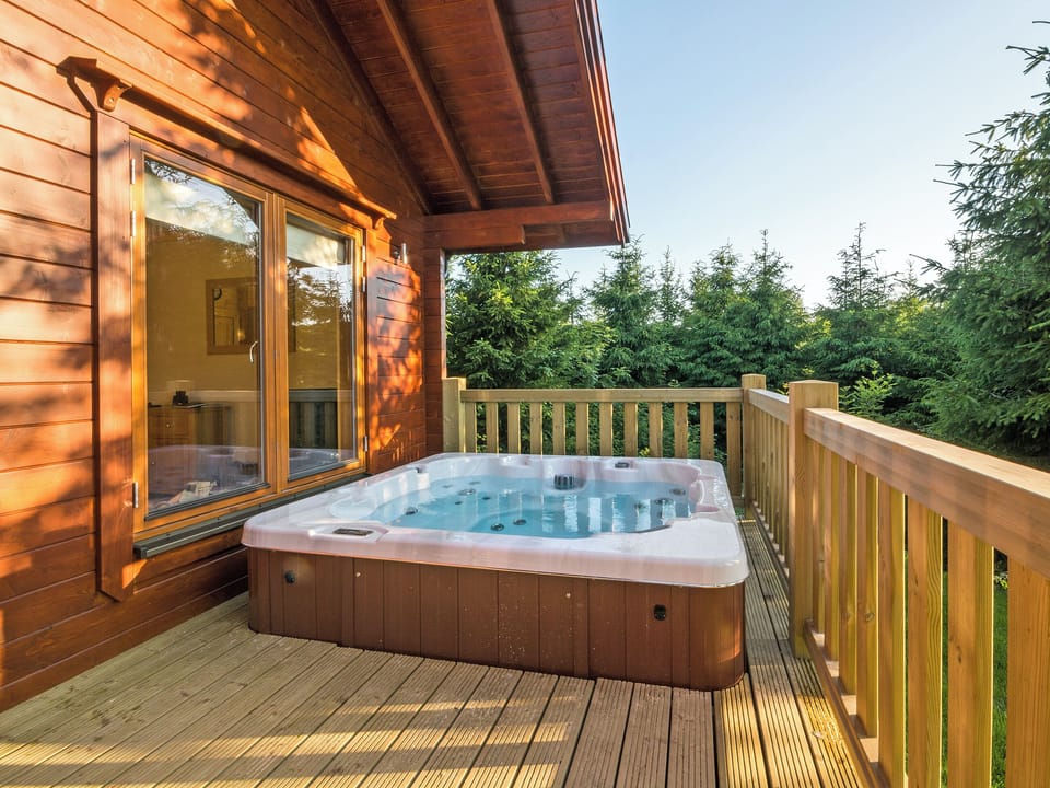 Hot tub | Rawlsbury Lodge - Brewery Farm Lodges, Ansty, near Dorchester
