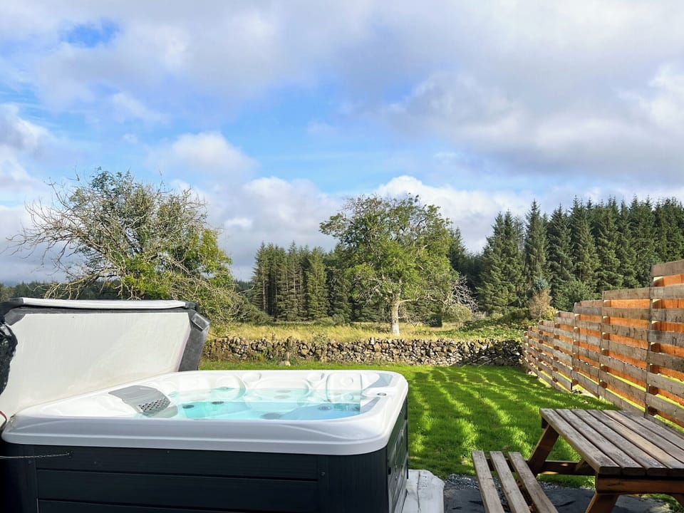 Hot tub | Maberry Cottage - Waterside, Newton Stewart