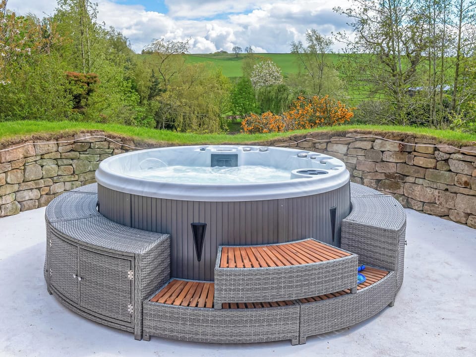 Jacuzzi | Groom&rsquo;s Bell - Castletoun Cottages, Greenlaw, near Duns