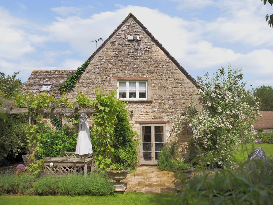 Patio area with outdoor furniture | Bookers - Bruern Holiday Cottages, Bruern, near Chipping Norton