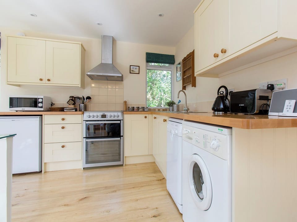 Well-equipped fitted kitchen | The Retreat, Aldringham, near Aldeburgh