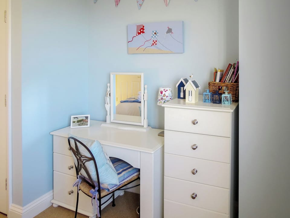 Dressing and small study area in the twin bedroom | 3 Ogilvie Lodge, Thorpeness, near Aldeburgh