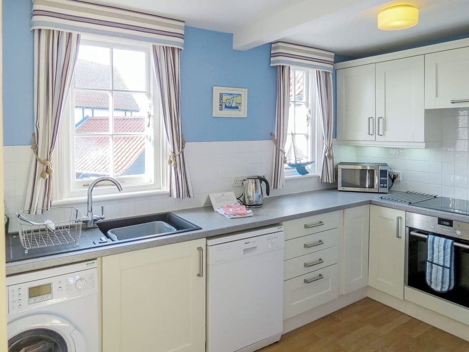 Fully equipped and well-fitted kitchen | 3 Ogilvie Lodge, Thorpeness, near Aldeburgh
