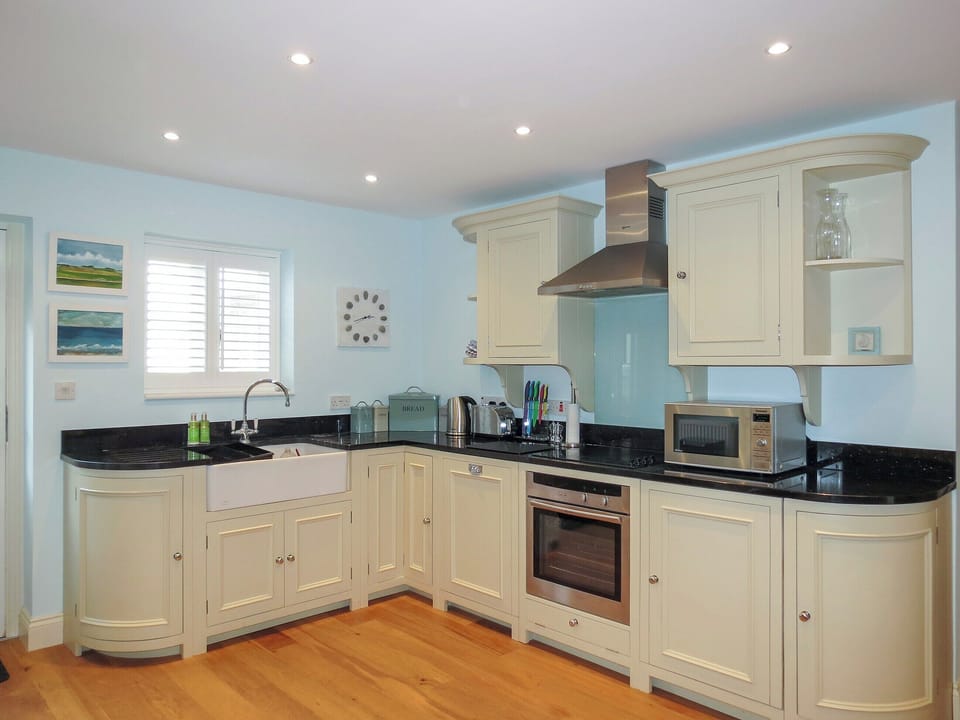 Well-equipped fitted kitchen | Shell Cottage - Aldeburgh Coastal Cottages, Aldeburgh, near Saxmundham