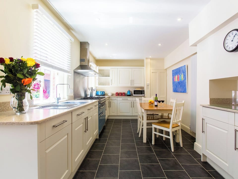 Well-equipped kitchen with informal dining area | Market Cross Place, Aldeburgh