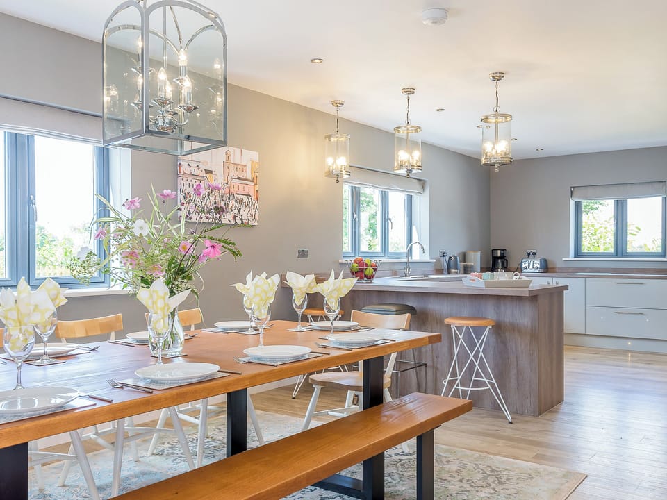 Lovely kitchen/ dining area | Holly Tree Barn - Ashlin Farm Barns, Dunholme, near Lincoln
