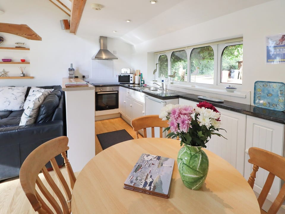 Dining Area | Kipper Cottage, Wootton Bridge