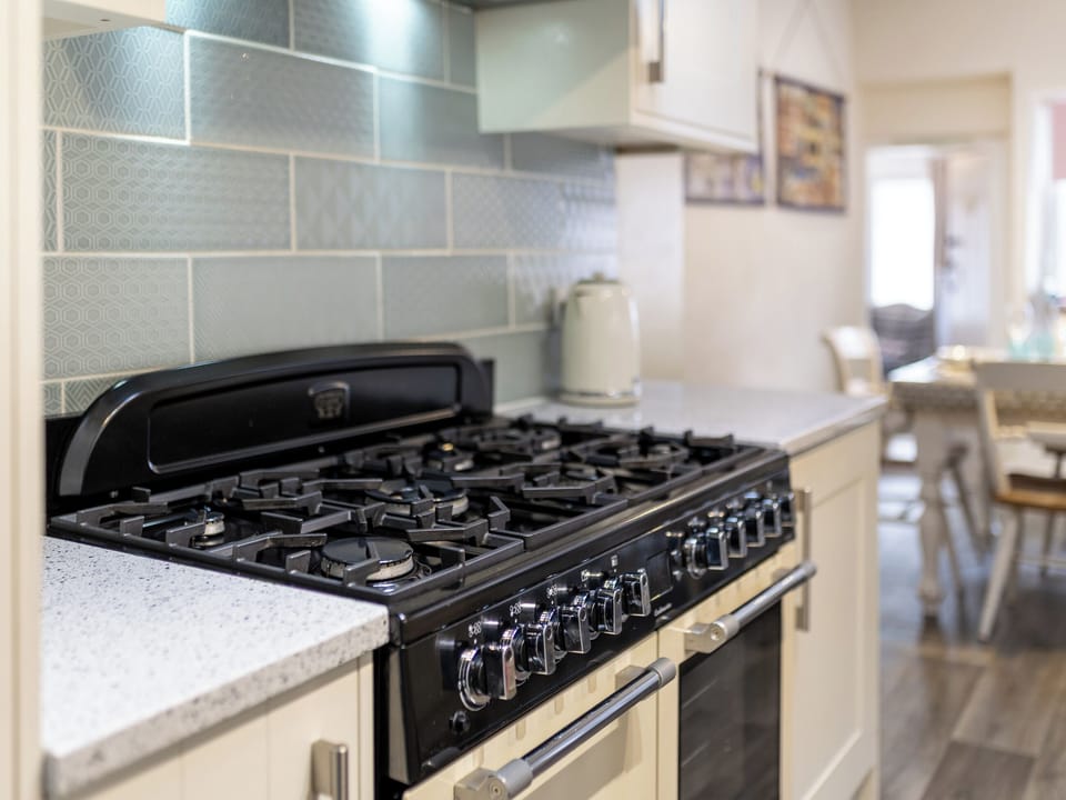 Dual fuel range cooker kitchen | The Old Sweet Shop - Vicarage Road Holiday Cottages, Minehead