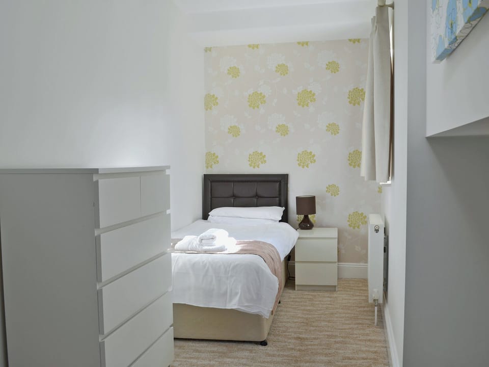 Cosy twin bedroom | Apartment 17 - Astor House, Torquay