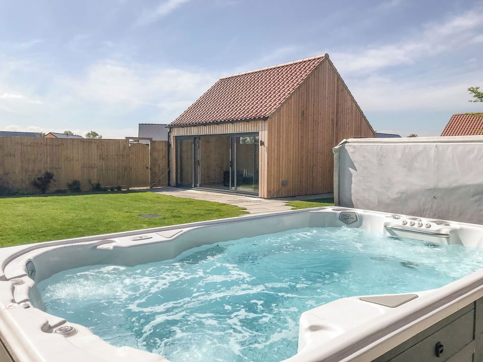 Hot tub | The Sycamores - Ashlin Farm Barns, Dunholme, near Lincoln