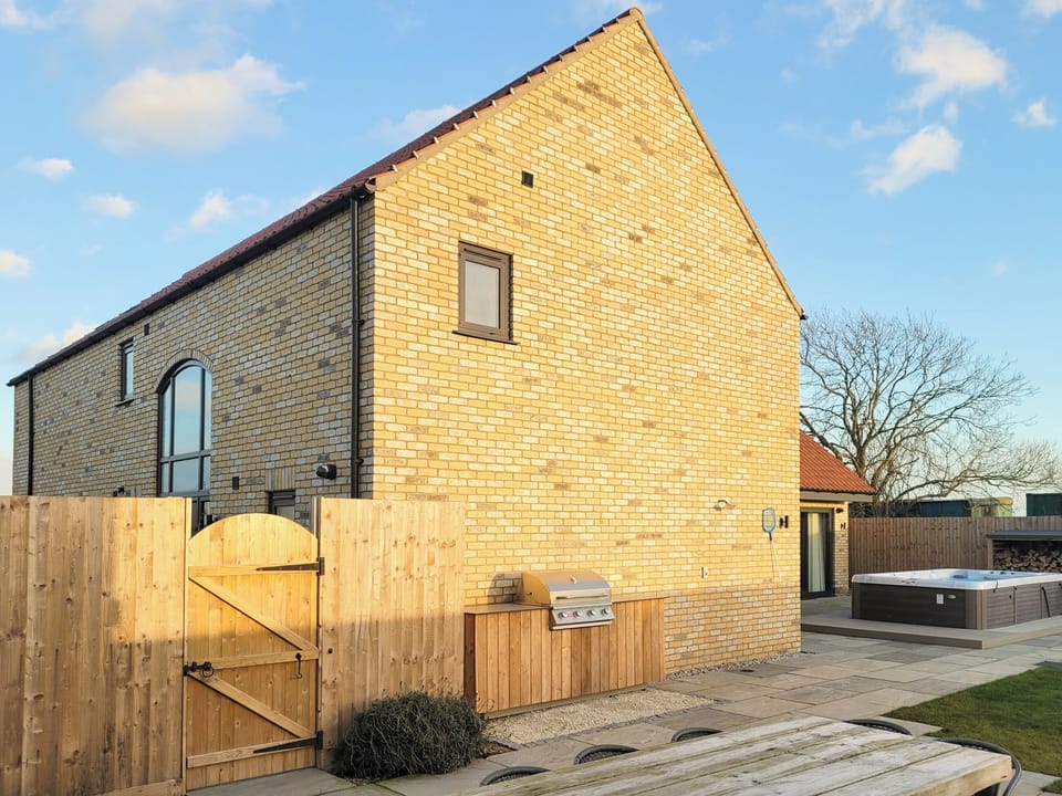 BBQ and hot tub | The Willows - Ashlin Farm Barns, Dunholme, near Lincoln