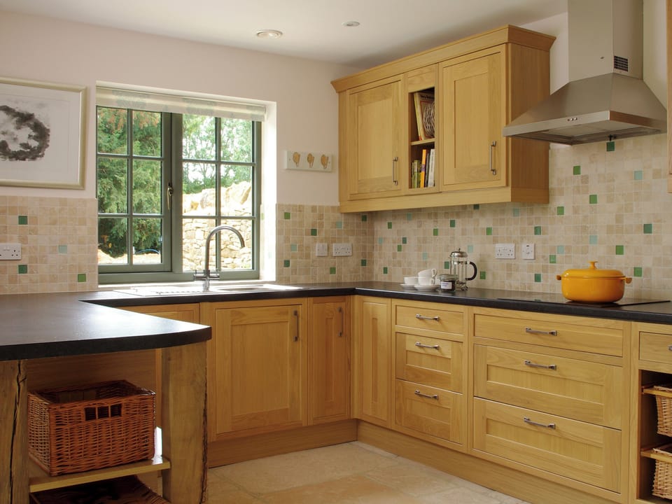 Well-equipped fitted kitchen | Ryeworth Cottage - Kingham Cottages, Kingham, near Chipping Norton