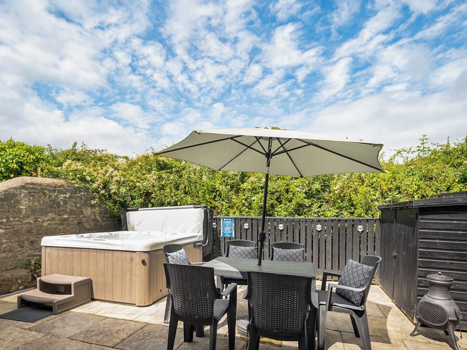 Hot tub | Hawton - Tanylan Farm Cottages, Kidwelly