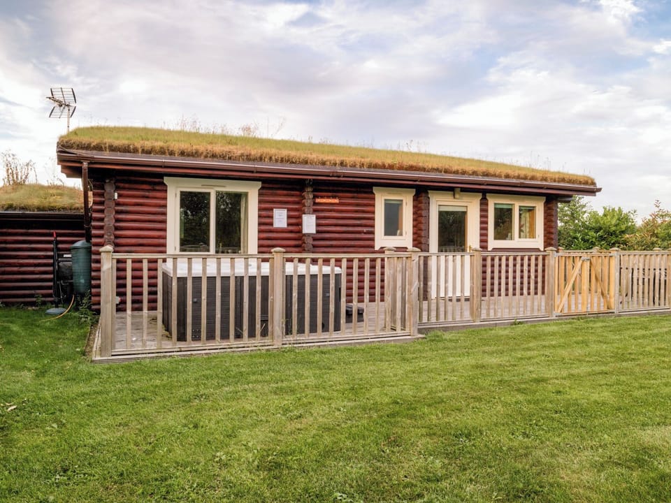 Charming holiday home with enclosed decked area | Partridge Lodge - Mackinder Farms, Brayton, Selby