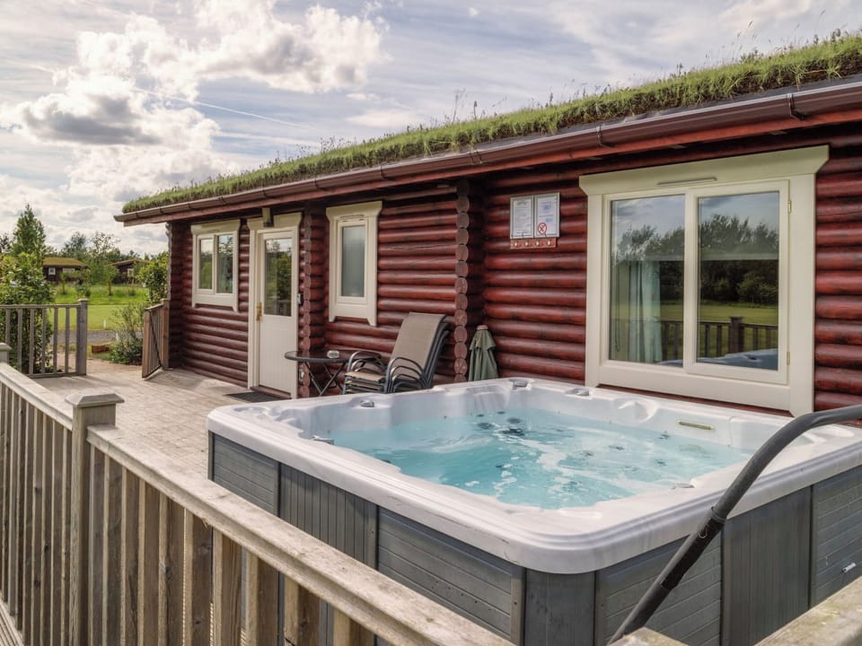 Relaxing hot tub | Kingfisher Lodge - Mackinder Farms, Brayton, Selby