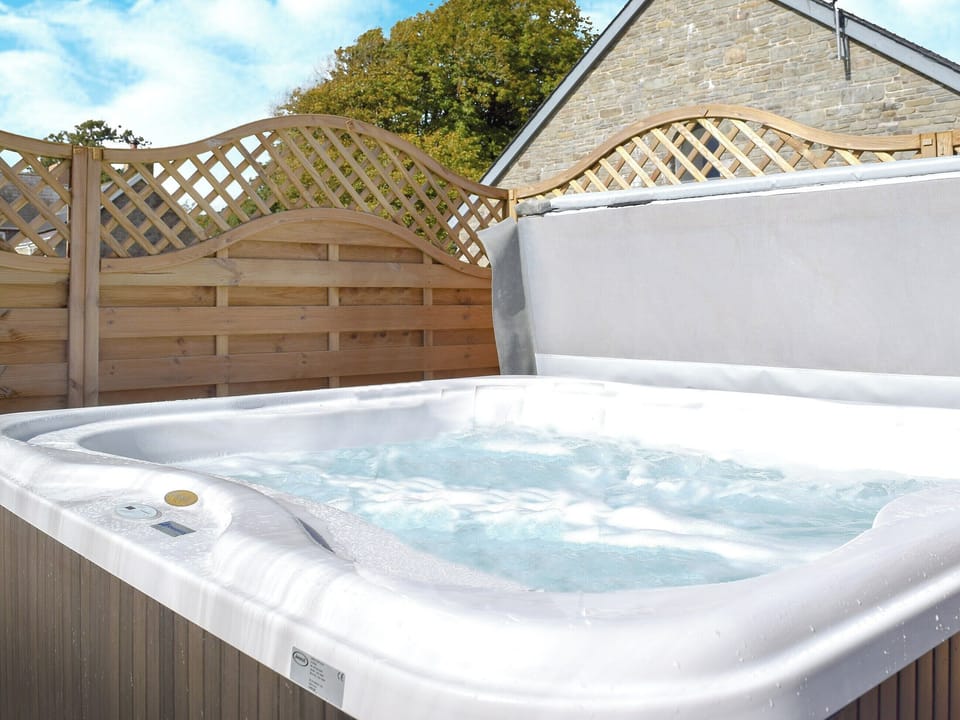 Wonderful relaxing hot tub | Ty Llo - Tanylan Farm Cottages, Kidwelly