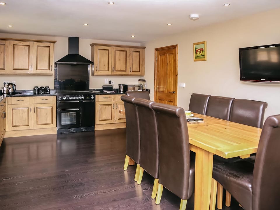 Well-equipped fitted kitchen | Drover&rsquo;s Barn - Millmoor Farm, Bickley, near Malpas