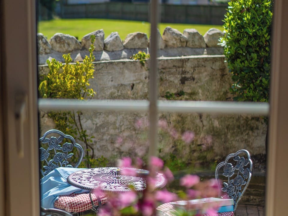 Sitting-out-area | Coeden Afal - Tanylan Farm Cottages, Kidwelly